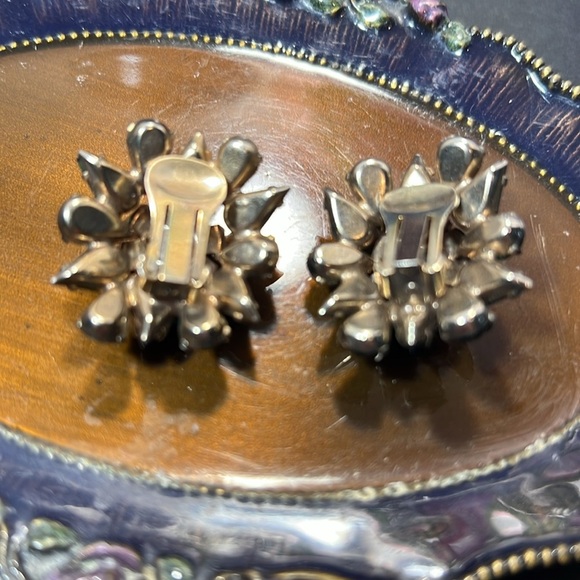 Nice Emerald and Peridot Green Rhinestone Clip On Earrings. WA339 - Picture 3 of 3